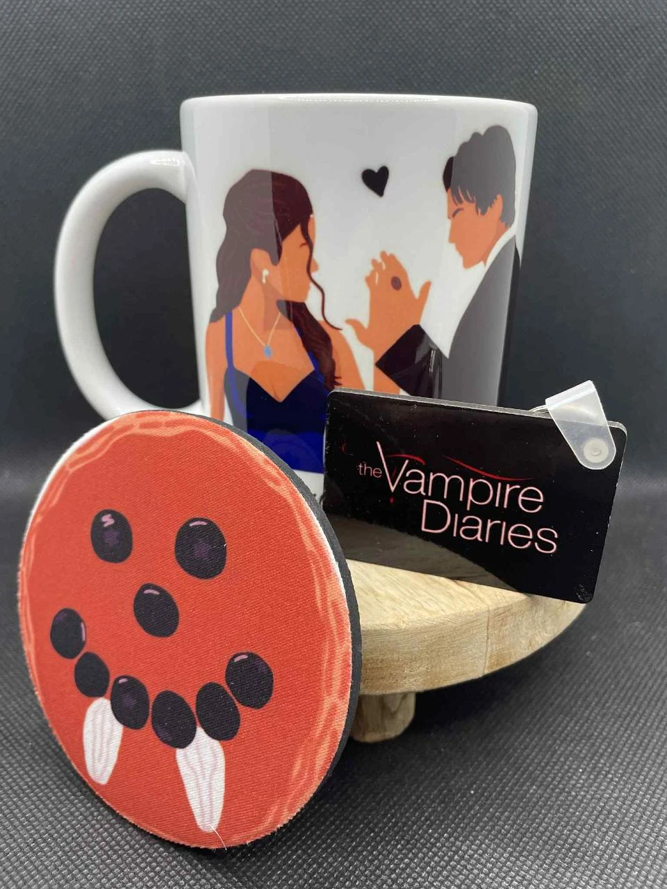 🎁 Set de Taza – Taza + Llavero + Posavasos – The Vampire Diaries 🩸🖤 – photo 2